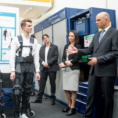 Florian Haufe presented the MyoSuit and instrumented crutches Alain Berset
