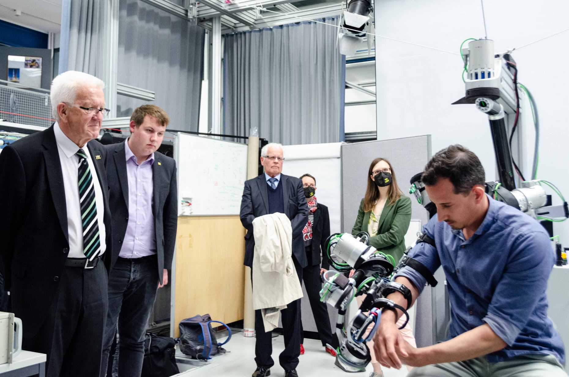 Enlarged view: Prime minister of Baden-Würtemberg Winfried Kretschmann visits the Laboratory
